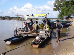 Mit Barkenfaehre über den Mekong - Laos